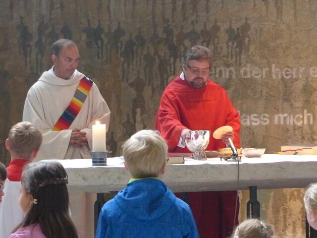 Diakon Wolfgang Müller und Pfarrer Ralf Gössl am Altar