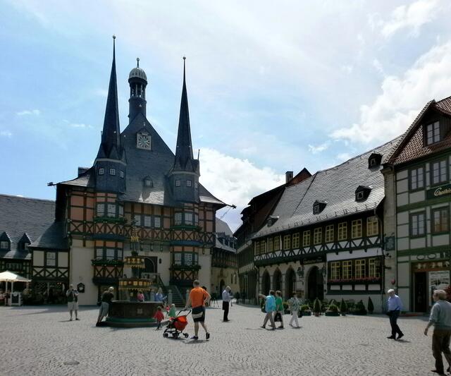 Das Rathaus erhielt sein heutiges Aussehen nach einem Brand im Jahr 1521 und einem weiteren Umbau in der Mitte des 16. Jahrhunderts. Die geschnitzten Figuren, mit denen die Geschoss- und Dachüberstände verziert sind, sind schon etwas ganz bemerkenswertes. Das Rathaus gilt als eines der schönsten in Europa.