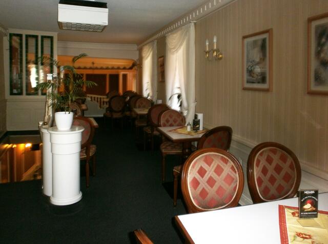 im Cafe Wien.