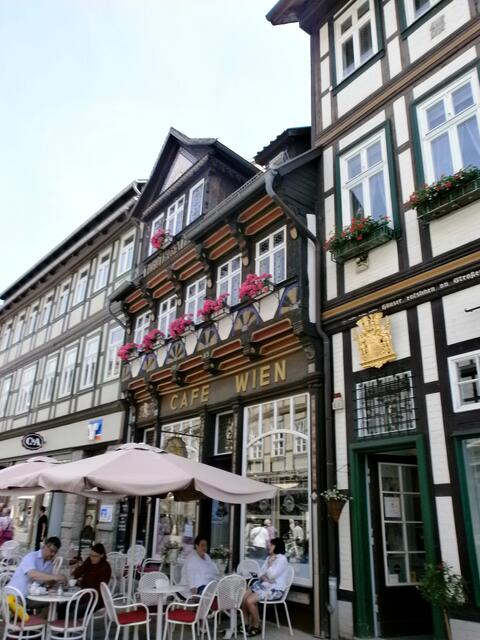 Nach einem ausgiebigen Stadtspaziergang genießen wir im Cafe Wien den besten Kuchen von Wernigerode.