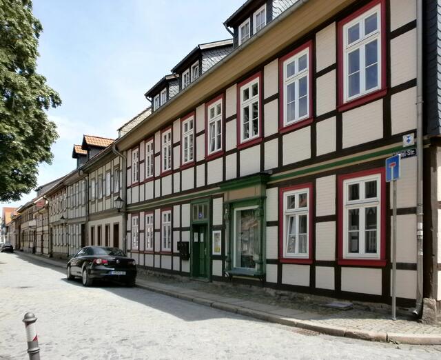 Diese Stadt liegt in Sachsen-Anhalt. Hermann Löns hat Wernigerode als „Die bunte Stadt am Harz“ bezeichnet. Kein Wunder also, dass Gisela aus Linz, der „Bunten Stadt am Rhein“, Wernigerode einen Besuch abstatten muss.