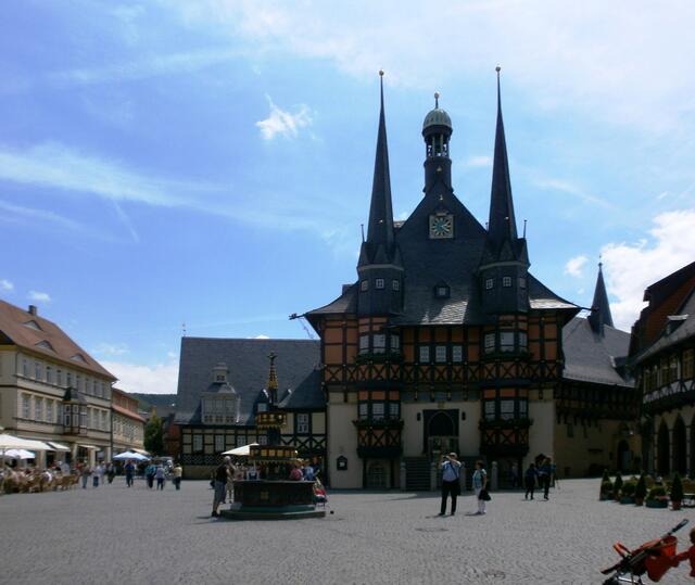 Das imposante Rathaus am Marktplatz wurde 1277 erstmals erwähnt. Die gotische Eingangstür im Erdgeschoss ist heute noch vorhanden. Mit der Aufstockung 1492 bekam das Rathaus einen großer Festsaal. Er konnte über eine Freitreppe an der Westseite betreten werden.