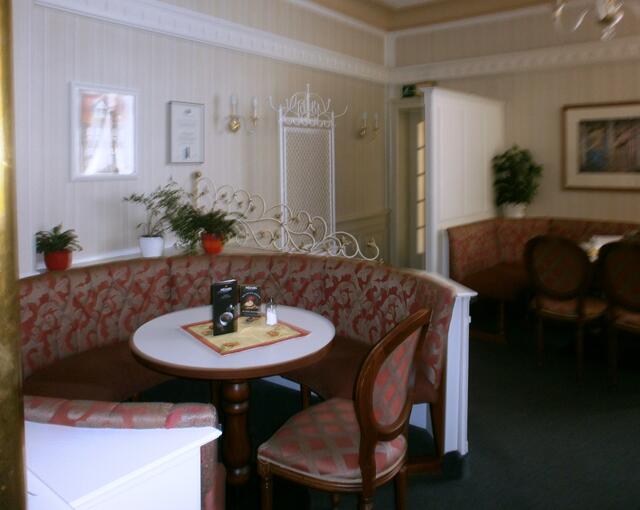 im Cafe Wien.