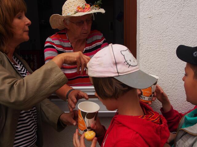 Kräuterhexe Traudl Manka (mit Hut) bewirtete die Kinder bei der Märchenwoche.