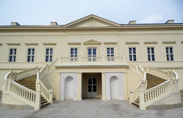 In Herrenhausen entstanden aus einem Gutshof erste Gartenanlagen, und ein Lusstschloss wurde errichtet.
