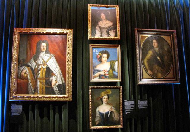 Um diese Personen rankt sich eine dramatische Liebesgeschichte. In der Mitte Georgs Frau Sophie Dorothea, die Mutter des zukünftigen preußischen Königs. Rechts Graf Königsmarck.