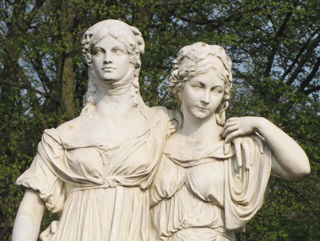 Friederike unterstützte Ernst August tatkräftig und beriet ihn auch in politischen Dingen. Als sie 1841 starb, genau in dem Zimmer in dem sie auch geboren war, ließ Ernst August für sich und seine geliebte Friederike im Berggarten ein Mausoleum bauen.