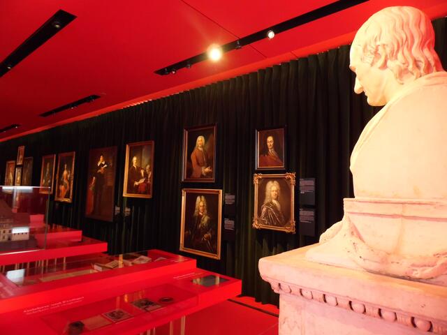 So die Wallmodenausstellung in Schloss Herrenhausen, die auf der Marienburg mit der Königskrone, in Schloss Celle, im Wilhelm-Busch-Museum und natürlich die im Landesmuseum. Diese ist die größte Ausstellung, die es in Niedersachsen je gab. Beeindruckend!