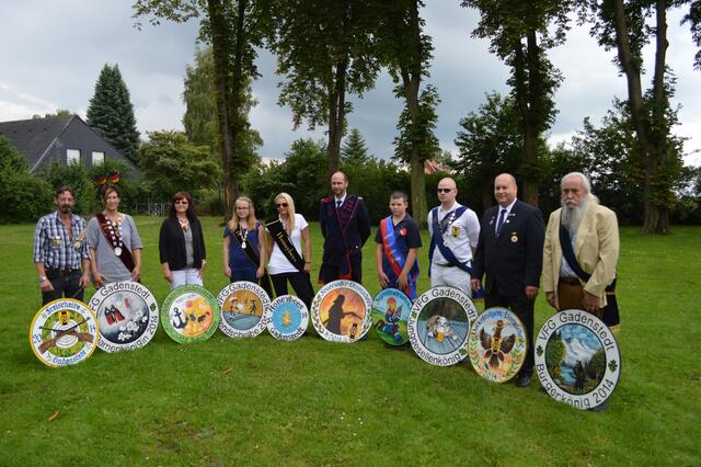 Die Majestäten (v. l.): Michael Bochmann (Freischeibe), Carmen Schmidt (Damenkönigin), Petra Leistner (Jubiläumsscheibe), Celine Kappe (Jugendscheibe), Laura Reinhold (Königin der Honeybees), Christian Klippel (Ehrenscheibe Feuerwehr), Tim-Jonas Wulf (Jugendfeuerwehrkönig), Sascha Hildebrand (Junggesellenkönig), Nico Kappe (Ehrenscheibe der Volksfestgemeinschaft) und Eberhard Simon (Bürgerkönig).