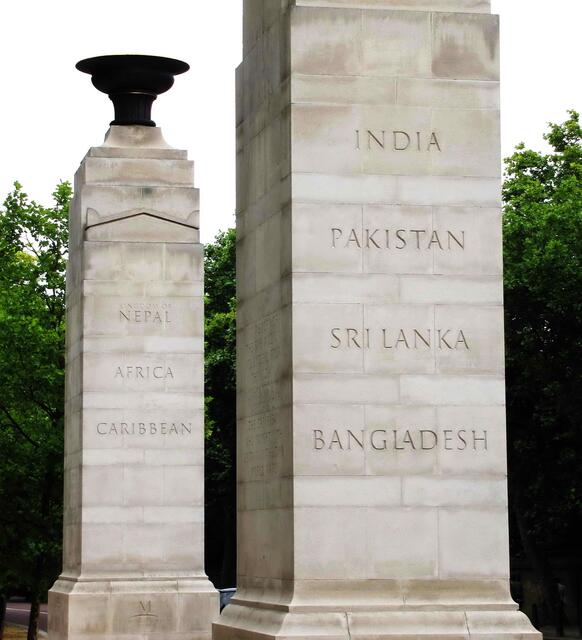 Auch wenn die nordamerikanischen Kolonien verloren waren, so wurden doch im afrikanischen und asiatischen Raum viele andere Länder zu Kolonien. Auf ihren Wunsch wurde sie auch zur Kaiserin von Indien ernannt. Diese Stehlen am Buckingham-Palast weisen auf  englische Kolonien hin.