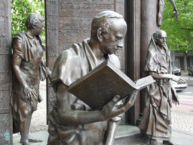 Die sieben Göttinger Professoren protestierten vehement dagegen. Auch die Gebrüder Grimm waren dabei. Doch sie alle wurden ihrer Ämter enthoben und drei von ihnen aus dem Lande gejagd. Die Auseinandersetzungen fanden aber 1840 ein Ende, als Ernst August eine neue Verfassung einführte.