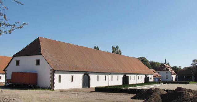 Dort befindet sich das ehemalige Welfengut Calenberg, und dort wuchs der heutige Ernst August auf, der mit Caroline von Monaco verheiratet ist. Sein Sohn Ernst August hat inzwischen das Erbe angetreten.