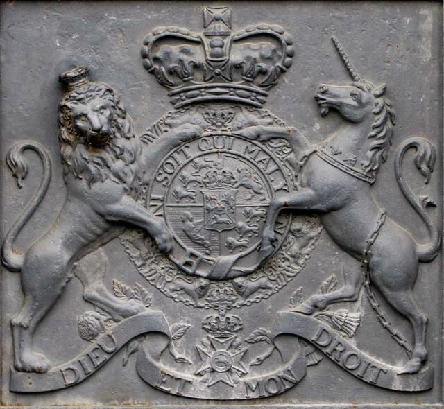 Das englische Wappen kann man an der Waterloosäule in Hannover betrachten. Georg I. sollte bis 1727 auf dem Thron sitzen. Er starb im Alter von 67 Jahren beim fünften Besuch in seiner alten Heimat, dem hannoverschen Kurfürsterntum.