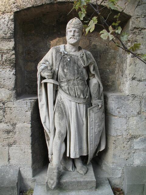 Einer der früheren Welfen und wohl der populärste überhaupt, war Heinrich der Löwe, der 1142 bis 1180 gelebt hat. Er war Herzog von Sachsen und Bayern. Doch da er sich mit Kaiser Barbarossa anlegte, wurde er gestürzt.