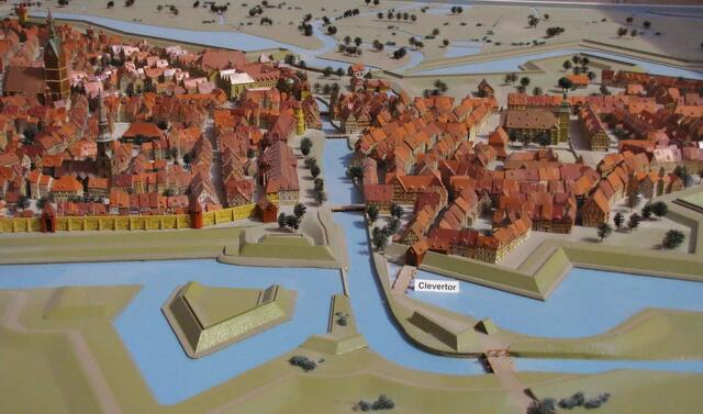 Hannover zur damaligen Zeit. Links der Leine die Altstadt, rechts die Calenberger Neustadt. Dort, wo das Leibnizufer heute auf die Goethestraße trifft, befand sich das Clevertor.