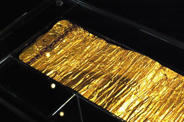 Nach vielen Monaten kam der Brief aus purem Gold per Segelschiff um die halbe Welt in London an. Doch niemand konnte ihn dort lesen. So schickte man ihn von dort nach Hannover, wo er sich heute im Besitz der Leibniz-Universität befindet. Erst vor wenigen Jahren konnte er entziffert werden, was in Birma und Thailand für großes Aufsehen sorgte, da es der einzige Brief dieser Art und aus dieser Zeit ist, der noch erhalten blieb. Siehe auch: Ein goldener Brief aus Birma.