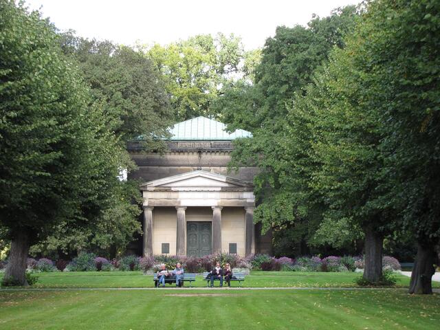 Im Jahr 2008 wurde die Grabkapelle darin der Öffentlichkeit zum ersten Mal zugänglich gemacht. Unter einer von Säulen getragenen Kuppel stehen die beiden Sarkophage aus schneeweißem Carrara-Marmor, auf denen die von Bildhauer Daniel Rauch geschaffenen Figuren des Königspaares liegen. Ernst August in Uniform, Friederike in faltenreichem Kleid. Der Anblick und die Atmosphäre im Raum sind mehr als eindrucksvoll.