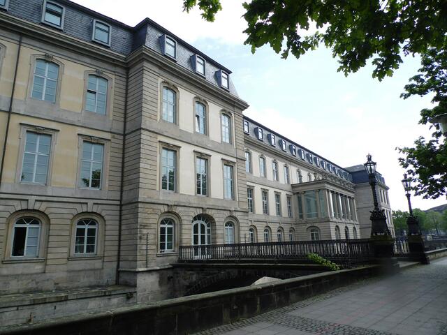 Er ließ seinen Regierungssitz, das Schloss an der Leine, auf dem Boden eines ehemaligen Klosters zunächst als Fachwerkbau errichten.