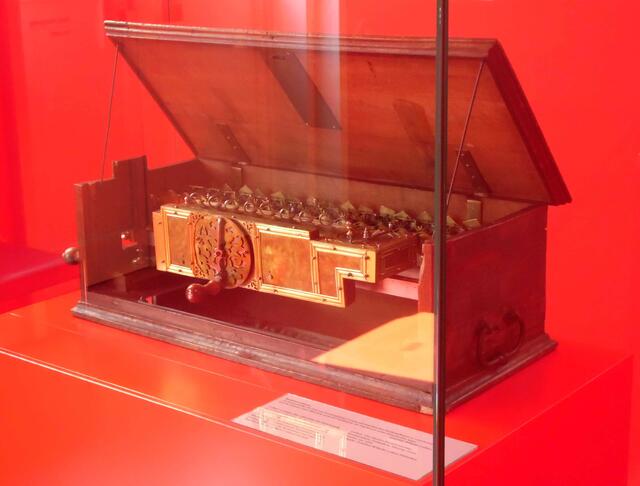 Er entwickelte auch die erste Rechenmaschine. Diese konnte Addieren, Subtrahieren, Multiplizieren und Dividieren.Sie bildete eine Vorstufe der modernen Computertechnik.