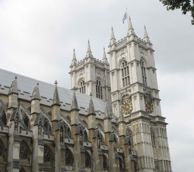 Unter Begleitung eines 70köpfigen Hofstaates und seines Sohnes Georg, der sein Nachfolger werden sollte, zog Georg I. nach London. In der Westminster Abtei wurde er zum König von Großbritannien und Irland gekrönt.