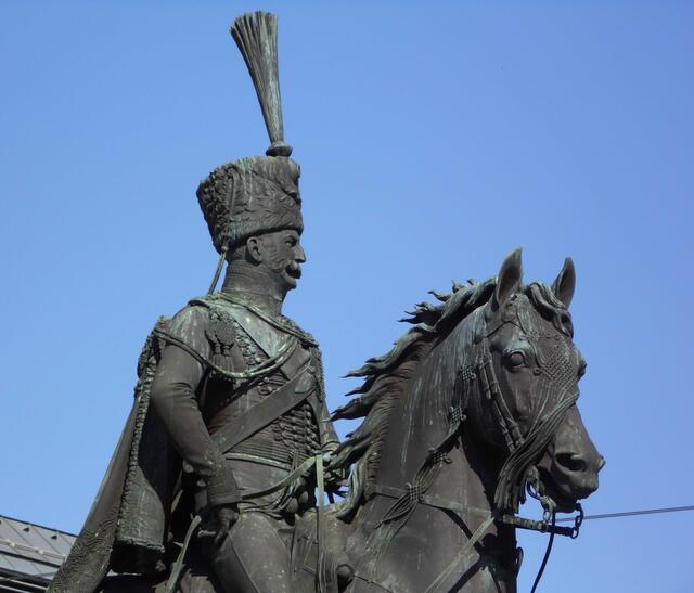 Beim Großteil seiner Untertanen war er allerdings nicht unbeliebt. Durch seine vielen Inspektionsreisen in die Dörfer seines Königreiches suchte er die Nähe zum Volk. Die Landbevölkerung hatte in der Regel in ihrem ganzen Leben nicht die Möglichkeit, in die Residenz Hannover zu kommen. Als Ernst August 1841 starb, wurde er unter großer Anteilnahme beigesetzt.