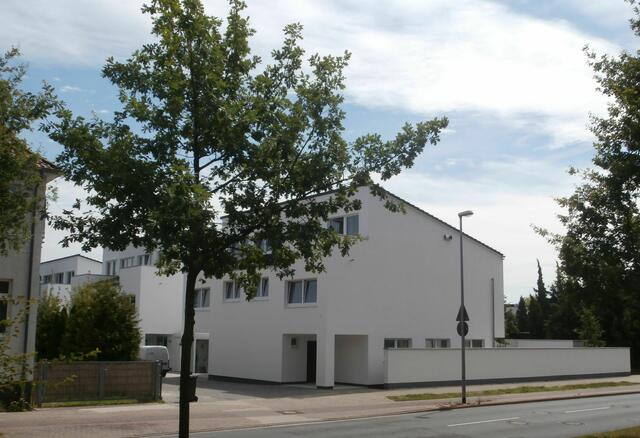 3. Juli 2014: Straßenansicht: Es wurde noch eine Mauer gezogen.