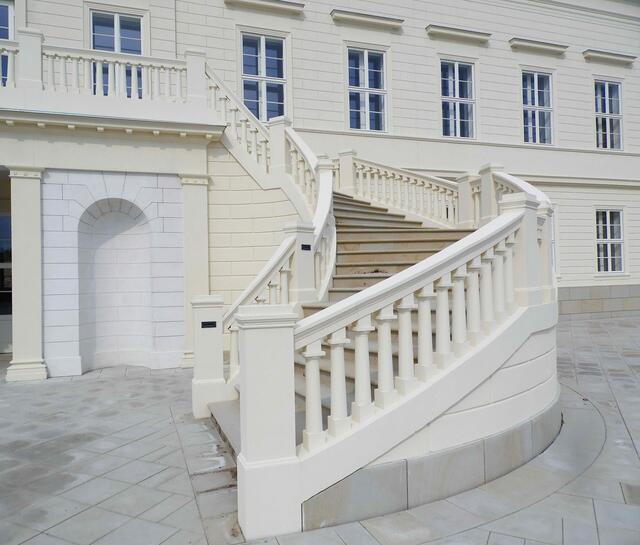 Da das Fürstentum nun zum Kurfürstentum aufgestiegen war, kamen auch immer wieder andere Kurfürsten zu Besuch. Und mit Schloss und Barockgarten Herrenhausen hatte man einiges aufzuweisen.