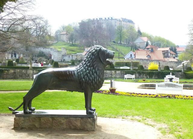 Der Welfenlöwe - eine Kopie des Braunschweiger Löwen - mit dem Welfenschloss in Blankenburg. | Foto: Gerlinde Thiem