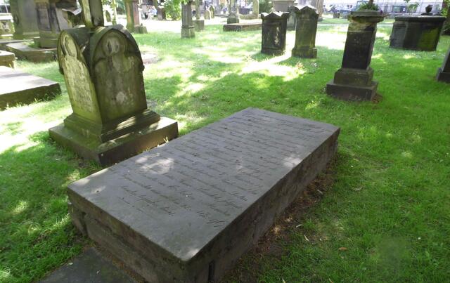 Das Grab von Caroline Herschel auf dem Gartenfriedhof in Hannover. Sie war die Schwester ihres berühmten Bruders und wurde ebenfalls Astronomin. Als erste katalogisierten die beiden den Himmel und bauten zusammen große Teleskope.