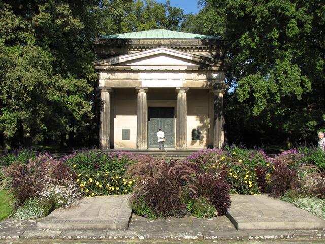 Das Welfenmausoleum ist eine der wichtigsten Begräbnisstätten des europäischen Hochadels. Im Vordergrund die Grabstellen von Ernst August und Viktoria Luise, der Kaisertochter. In der Gruft befinden sich die Sarkophage von Fürsten und Königen und deren Frauen, über die ich in diesem Bericht geschrieben habe. So auch der von Sophie, deren Lebensinhalt die Herrenhäuser Gärten waren und die den Anspruch auf den englischen Thron erworben hatte.