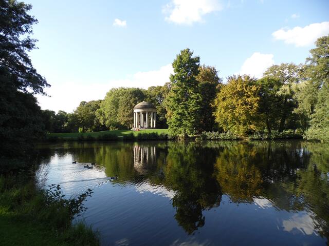 Er plante aber auch die Gartenanlagen um Schloss Monbrillant, das sich einst an Stelle der heutigen Leibniz-Universität befand.