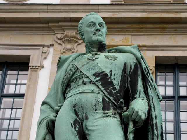 Ein anderer Held war General Graf Carl von Alten aus Hannover. Er war der einzige General, der die deutsche und die englische Legion anführte. Bei der Schlacht von Waterloo hatte er einen nicht unbedeutenden Anteil am Sieg über die Franzosen. Sein Denkmal steht vor dem Landesarchiv am Waterlooplatz.