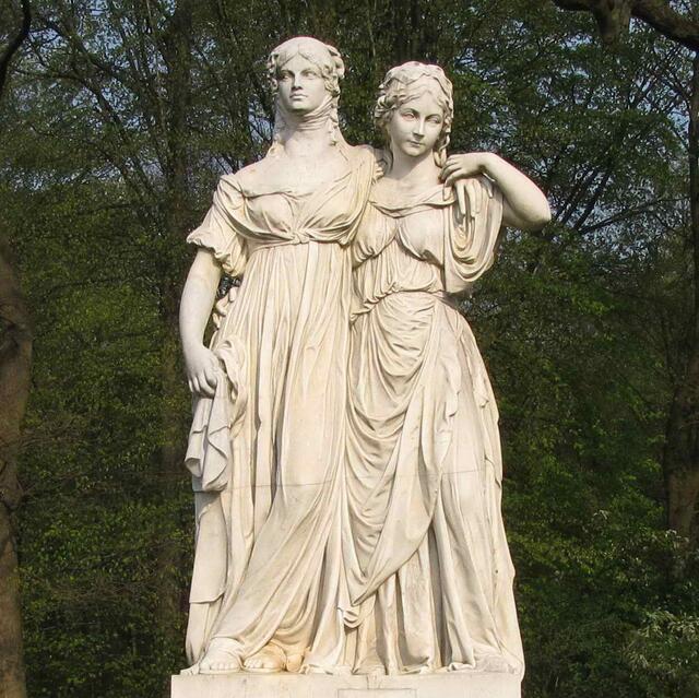 Das Prinzessinnendenkmal an der Hohenzollernstraße am Eilenriederand. Es zeigt die beiden Schwestern Luise (1776 - 1810), die Königin von Preußen wurde und Friederike (1778 - 1841), die Königin von Hannover werden sollte, die Ehefrau von Ernst August. Beide wurden im Alten Palais, das einst gegenüber dem Leineschloss stand, geboren.