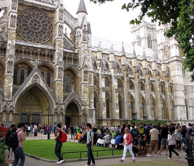 Nichtsdesdotrotz wurde er nach dessen Tode 1727 in der Westminster Abtei zum König gekrönt. Dabei wurden auch die vier Krönungshymnen von Georg Friedrich Händel gespielt, der auch am Hof von Hannover tätig gewesen war. 12 mal sollte der König sein Kurfürstentum Hannover besuchen.