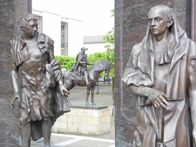 Doch er machte sich gleich bei Regierungsantritt unbeliebt, da er die Bürgerrechte stark einschränkte. Das rief die so genannten "Göttinger Sieben" auf den Plan, deren Denkmal vor dem Plenarsaal des Leineschlosses steht.