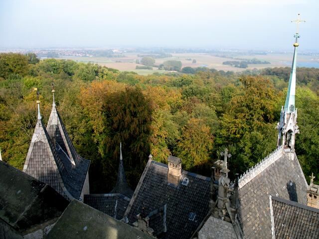 Vom Turm geht der Blick weit über das Welfenland. Hinten links sieht man das Dorf Schulenburg.