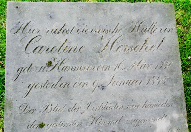 Caroline Herschel folgte ihrem Bruder nach England und wurde dort Hofastronomin Georg III. Die beiden Geschwister waren auch Musiker. Nach dem Tod ihres Bruders kehrte sie nach 50 Jahren nach Hannover zurück, wo sie 1848 starb.