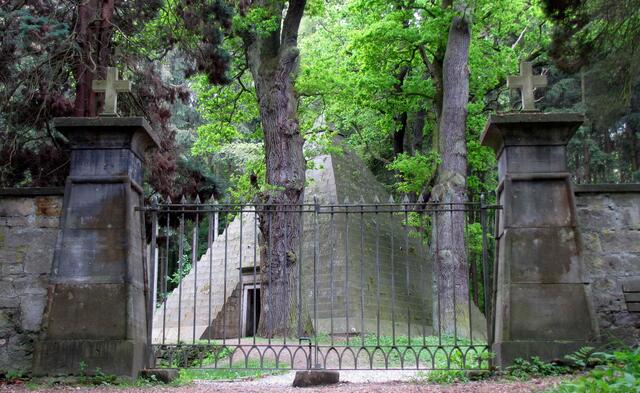 Ein wichtiger Politiker und Staatsmann ebenfalls zu dieser Zeit war Graf Ernst zu Münster. Er vertrat die Politik des Welfenhauses. In Derneburg am Laves-Kulturpfad steht sein Mausoleum.