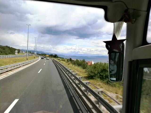 Ursprünglich führte die Straße direkt durch den Ort Bakar. Mittlerweile verläuft sie quer am Hang.