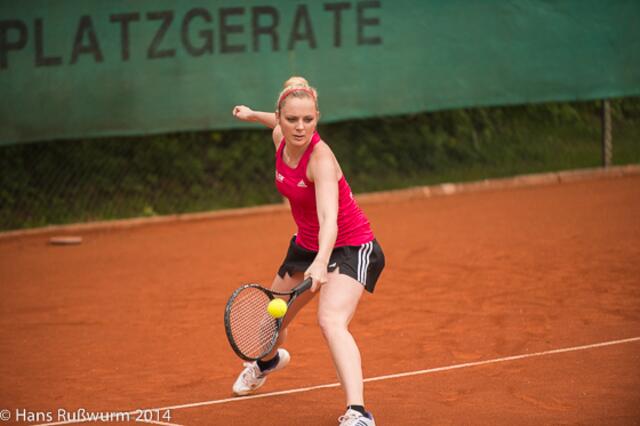 Immer den Ball im Blick und mit vollem Einsatz auf dem Platz: dennoch wird es für Alain Weise und die Damen I nach dem Aufstieg im Vorjahr leider wohl nicht zum Klassenerhalt reichen. | Foto: Foto: Hans Rußwurm 2014
