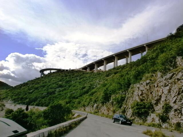 Ganz oben über die Hügel ist die neue Autobahn angelegt.