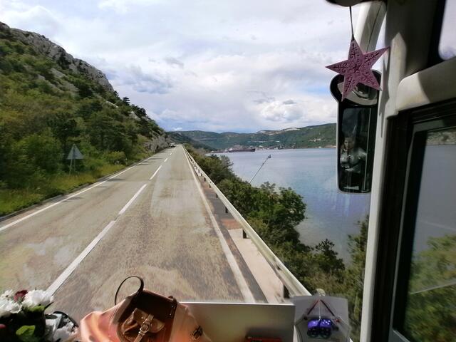 Jedes Mal wenn wir von der Insel Krk kommend einen Ausflug nach Rijeka machen, benutzen wir die alte Adriatische Küstenstraße an der Bucht von Bakar entlang.