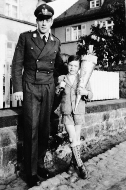 Mein 1. Schultag 1957 und Wolfgang bei der noch sehr jungen Bundeswehr (1955 gegründet)