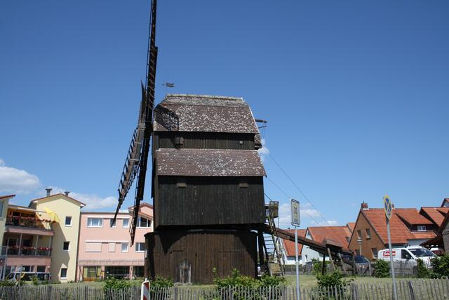 nun ist die Mühle von allen Seiten umbaut