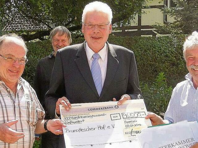 Brunottescher Hof- 1 Mio. Euro Steuer/Gemeinschafts-geld für eine Bauernhaus-Ruine! Detlev Kroschel (rechts), erster Vorsitzender des Vereins „Brunottescher Hof“, und sein Vorgänger Dieter Helwes (links) übernehmen den vom Klosterkammer-Präsidenten Hans-Christian Biallas überreichten Scheck in Höhe von 96500 Eu..Mitverantwortlich: Dieter Helwes, Detlev Kroschel, Erwin Stadlbauer, Klaus Krumfuß, Werner Achilles,  Hartmut Leske, Sabine Zimmermann, Dr. Dietrich Thielke, Otto Almstatt!_Ein Dorfladen fehlt! _ ht | Foto: LDZ