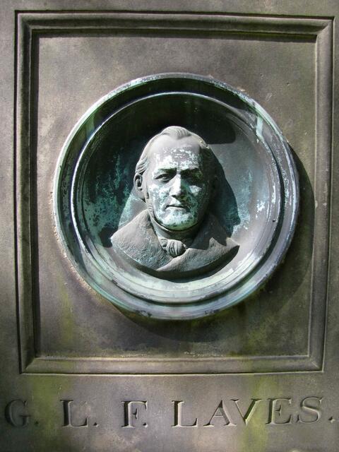 Gebaut wurde das Mausoleum von Hofbaumeister Georg Ludwig Friedrich Laves, der das Stadtbild von Hannover bedeutend verändert hat. Unzählige Bauten hat er geschaffen, so auch das Opernhaus und die Waterloosäule. Hier ist er auf seinem Grabstein auf dem Engesohder Friedhof dargestellt. Dort hat er seine letzte Ruhestätte gleich neben den Kestners gefunden.