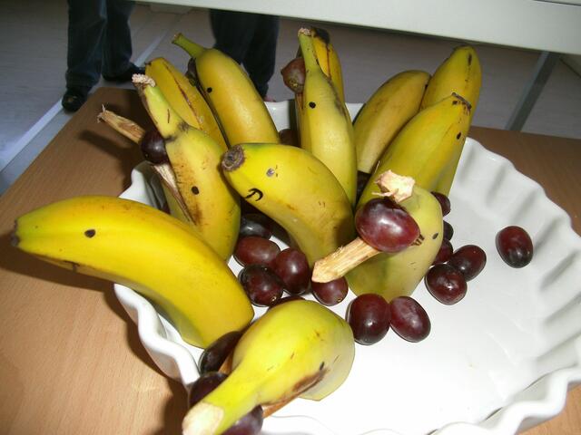 Unsere Eltern hatten viele kreative und schmackhafte Ideen, zum Beispiel Bananen-Delphine.