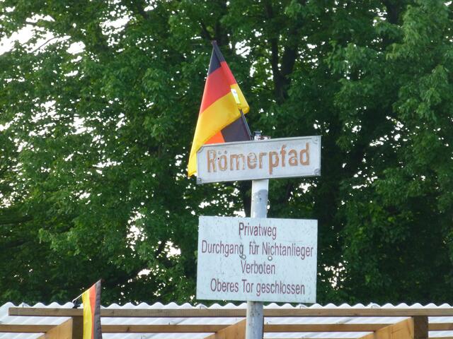 Im Römerpfad im Wochenendhausgebiet von Inheiden wohnen Deutschlandfans