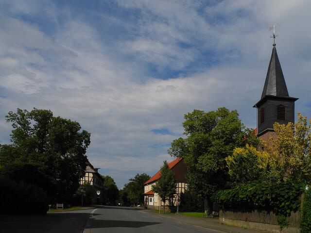 6. Juli - ein schwüler Sommertag mit  28° - zeitweise wenig Wolken, aber viel Wind  -  Zeit zum Schmökern auf dem Balkon