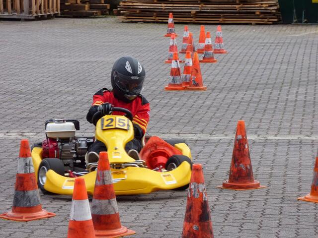 Remus hat eine Pylone mit ins Ziel genommen.